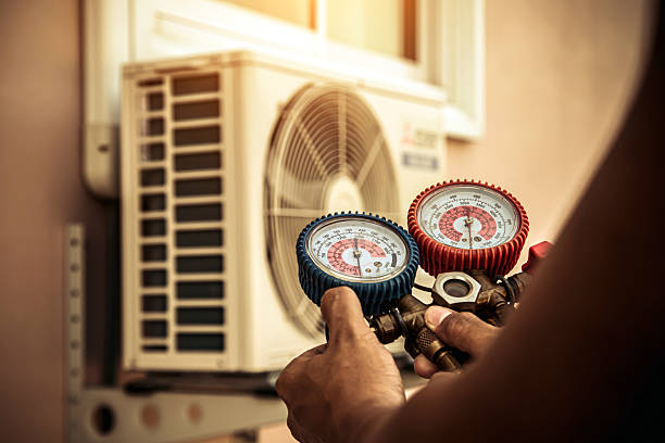 Professional Hvac technician working in Shellsburg, IA